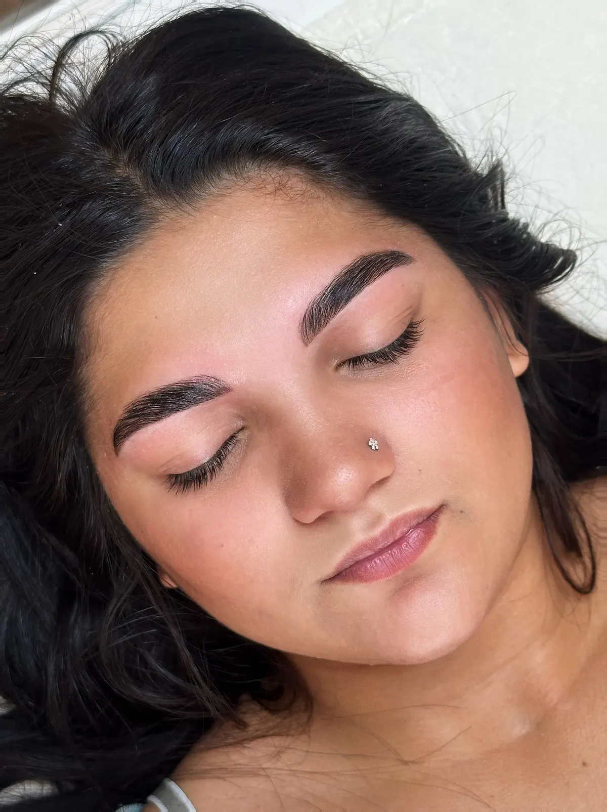 Szemöldök laminálás eredménye vendégen — dús, rendezett szemöldök, FRUBEAUTY Zugló, Egressy út
