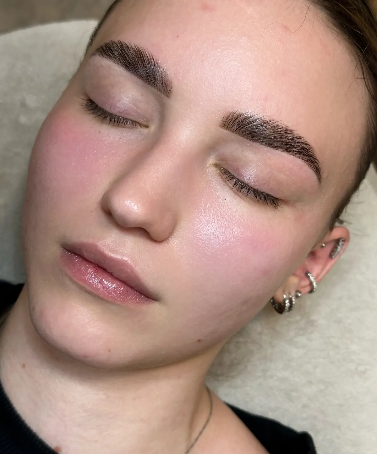 Szemöldök laminálás eredménye — dús, rendezett szálak, FRUBEAUTY Zugló
