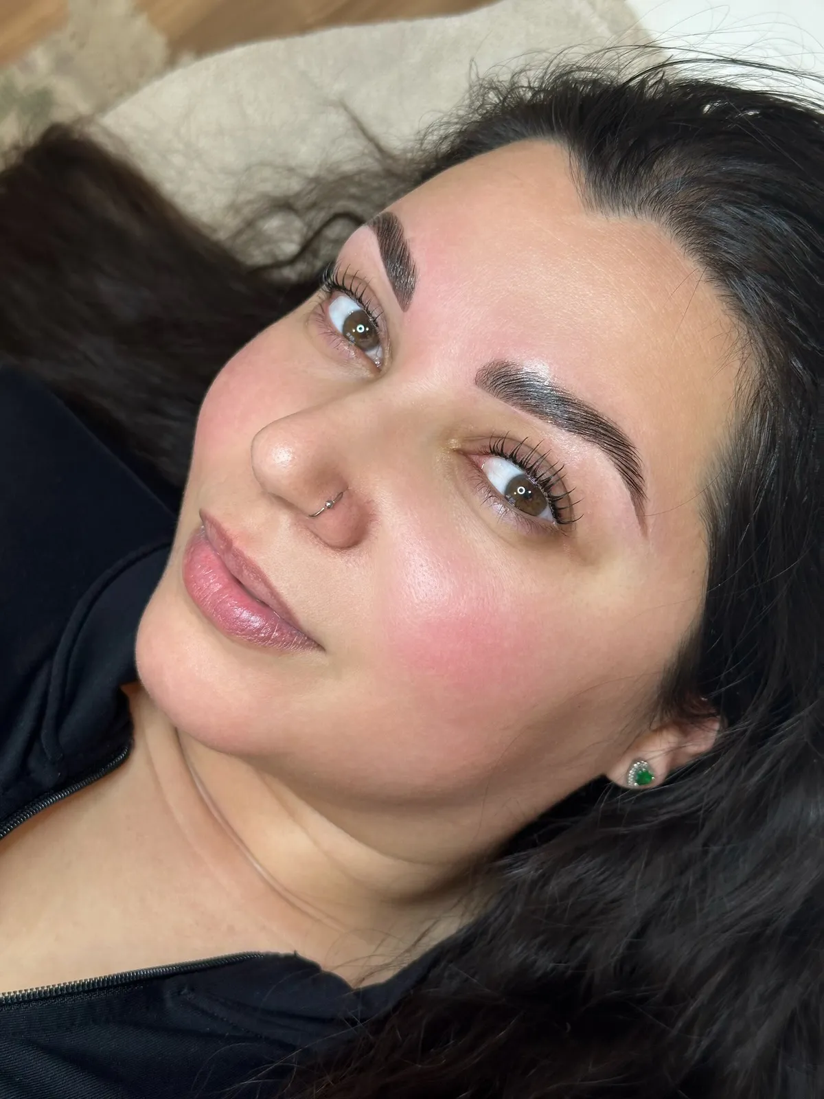 Szemöldök laminálás eredménye — határozott, rendezett forma, FRUBEAUTY Zugló