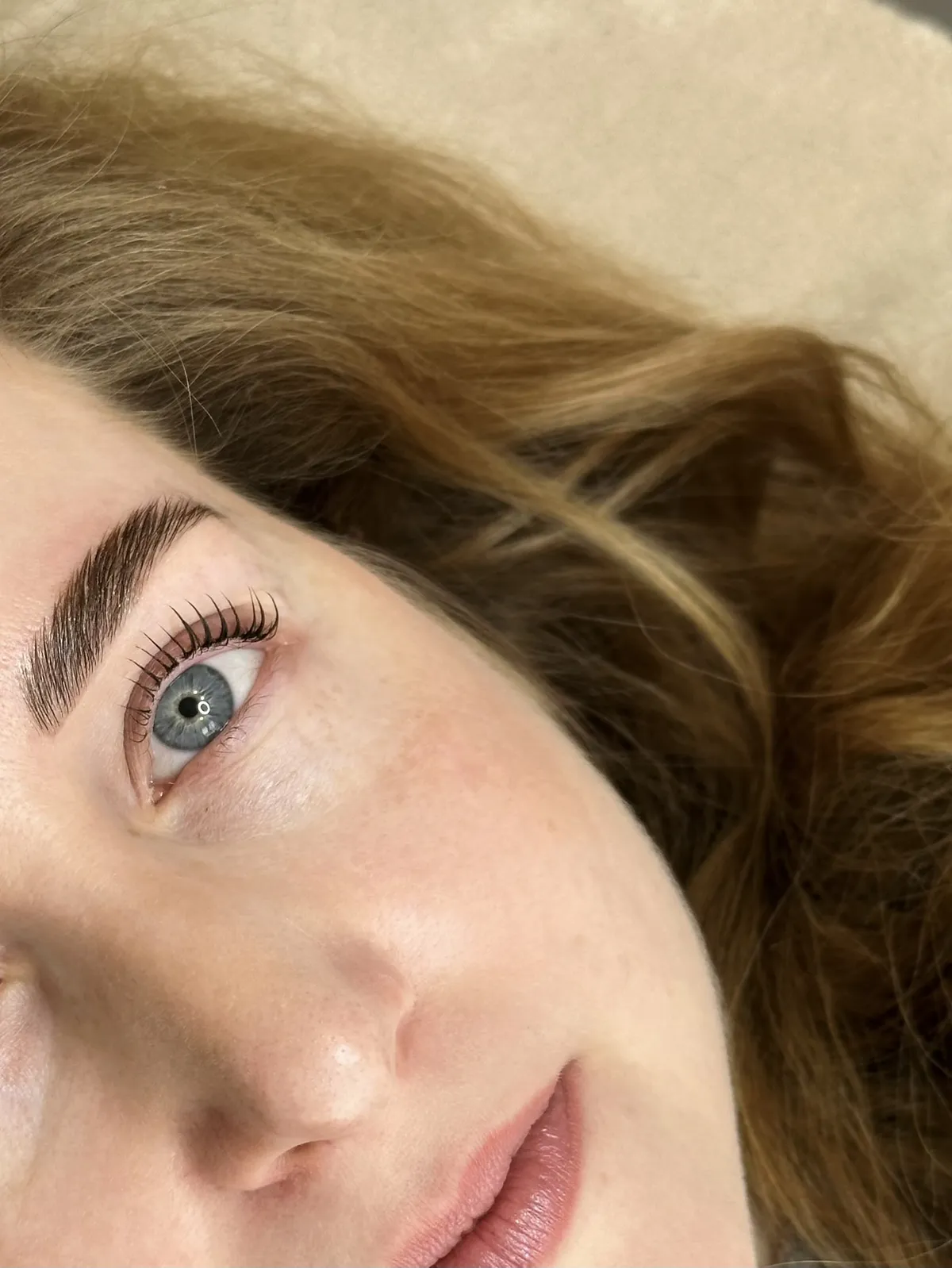 Szempilla lifting eredménye közelről — emelt, ívelt pillák, FRUBEAUTY Zugló