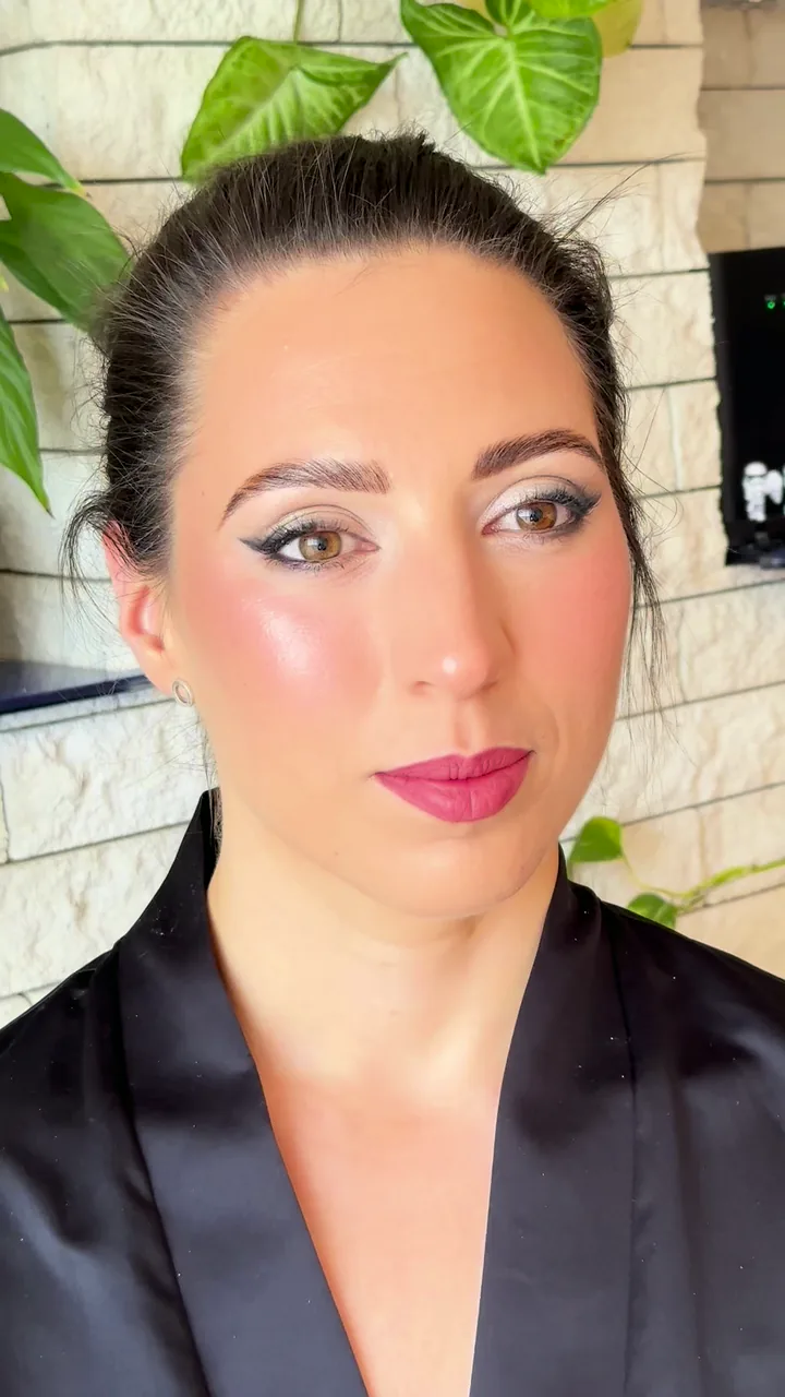 Kész menyasszonyi smink közelről — puha szemhéjárnyalás és tartós alapozás, FRUBEAUTY Zugló, Egressy út